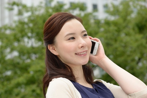 電話する女の人